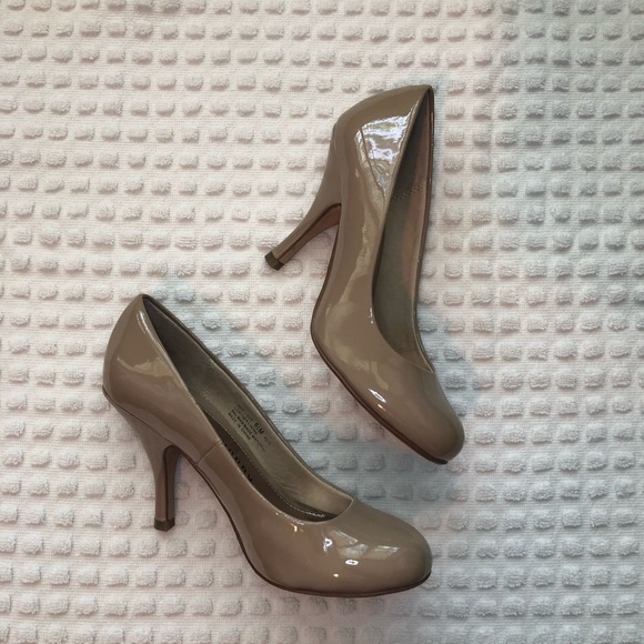 Chinese Laundry New Love Patent Pumps Nude - Picture 2 of 16